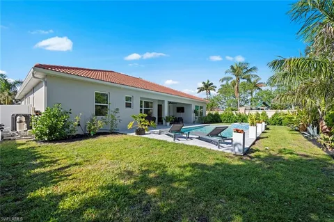 a view of a backyard