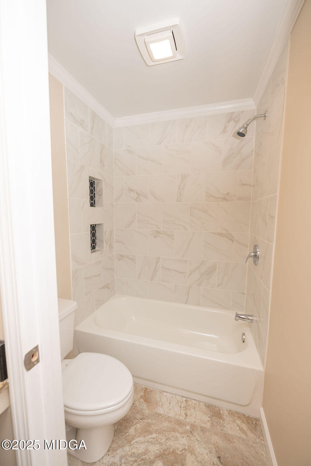 12820 Highway 87 Juliette, GA 31046 - Photo 34 of 57 a bathroom with a bathtub and a toilet