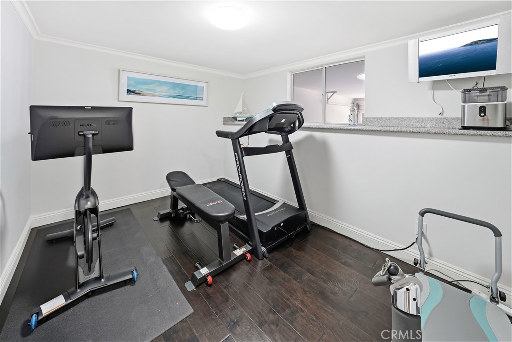 9735 Vía Roma Burbank, CA 91504 - Photo 26 of 36