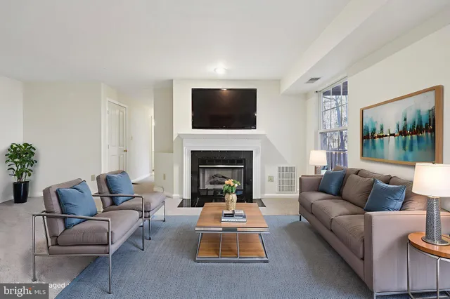 $424,900 | 4124 Monument Court, Unit 203, Fairfax, VA 22033