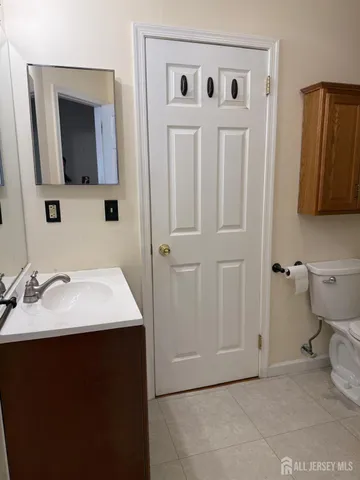 a en suite bathroom with a sink and a mirror