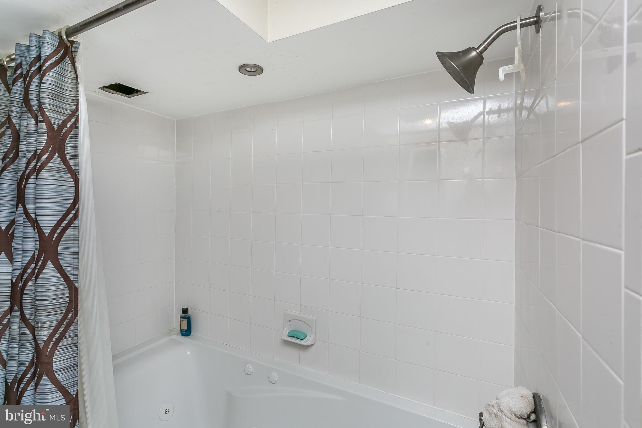 4205 Wentworth Road Baltimore, MD 21207 - Photo 22 of 33 Jetted tub!