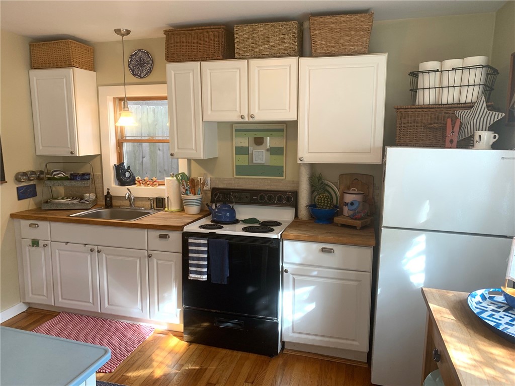 28 Bacheller Street Newport, RI 02840 - Photo 5 of 13