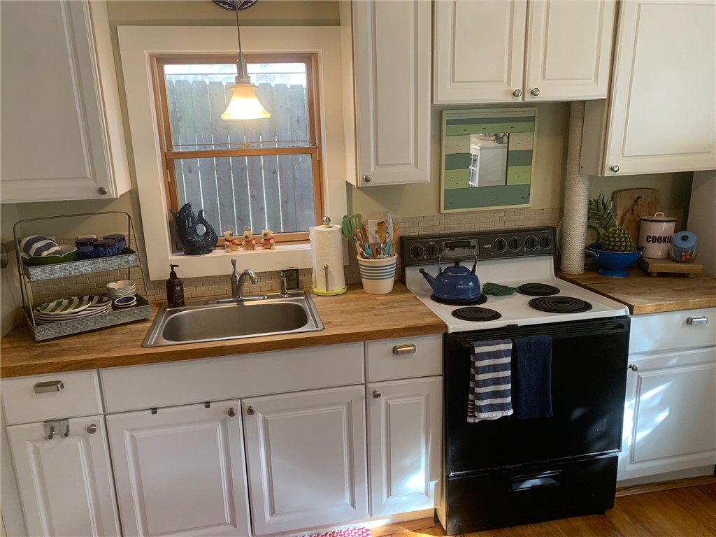 28 Bacheller Street Newport, RI 02840 - Photo 6 of 13