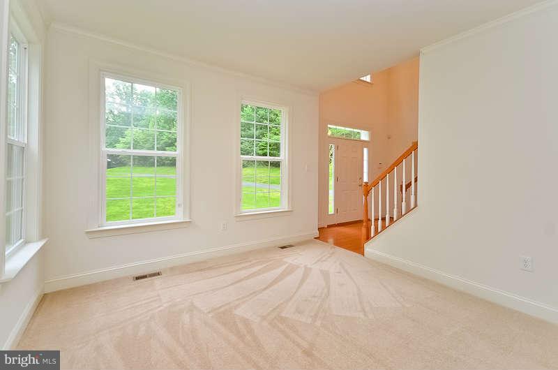 15900 Tanyard Road Upper Marlboro, MD 20772 - Photo 7 of 29 Living Room