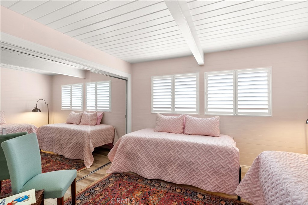 5 Canal Circle Newport Beach, CA 92663 - Photo 14 of 30 a bedroom with two beds and windows