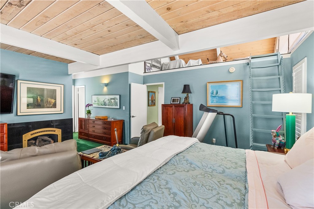 5 Canal Circle Newport Beach, CA 92663 - Photo 17 of 30 a bedroom with bed and wooden floor