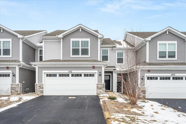 $2,700 | 142 Henderson Street, Unit 142, Oswego, IL 60543