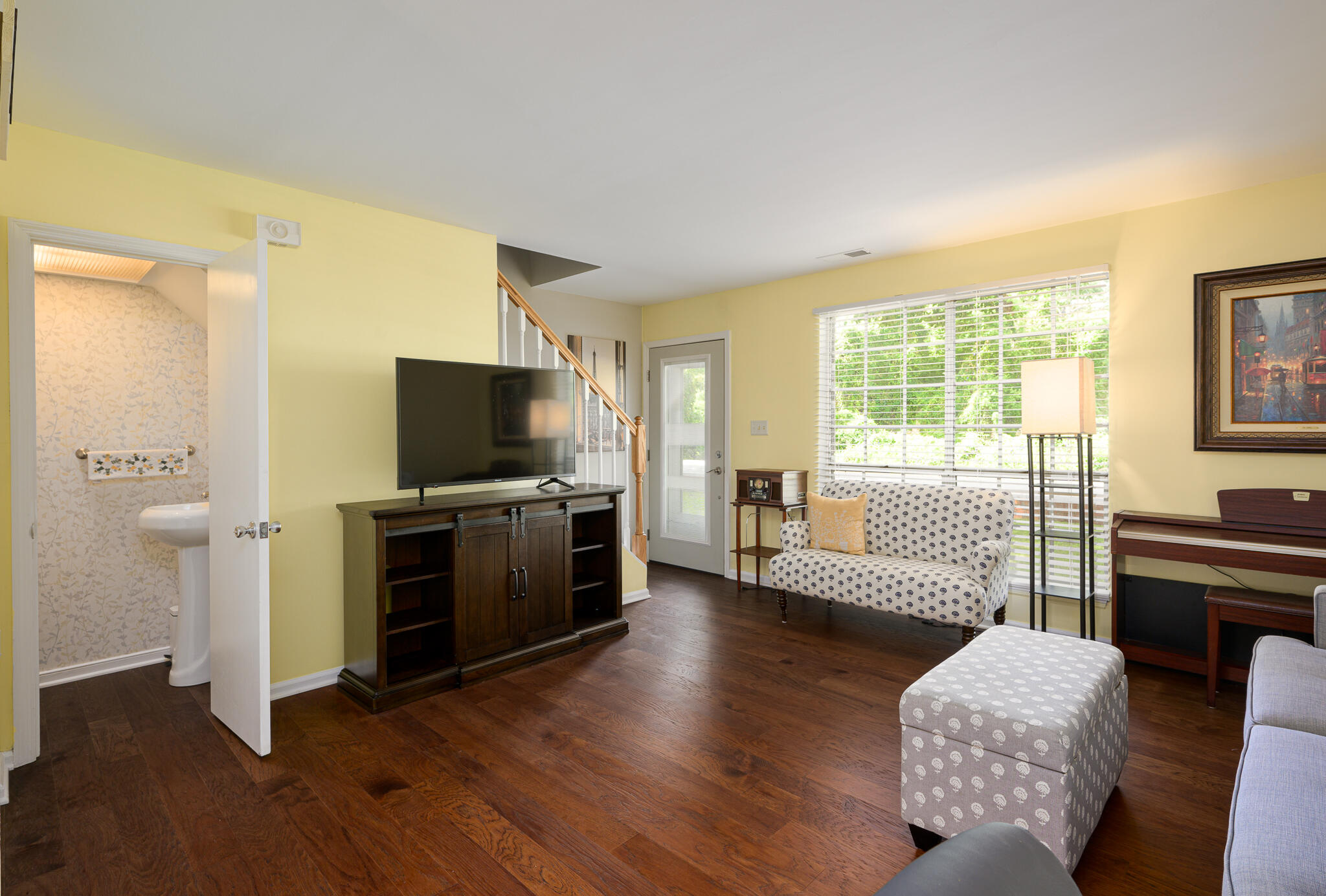 707 Center Street Mount Pleasant, SC 29464 - Photo 4 of 29 Living Room(1)