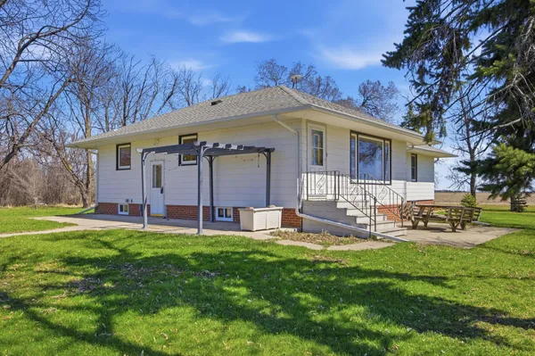 $450,000 | 5555 167th Avenue Southeast, Kindred, ND 58051