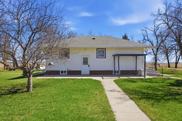 $450,000 | 5555 167th Avenue Southeast, Kindred, ND 58051