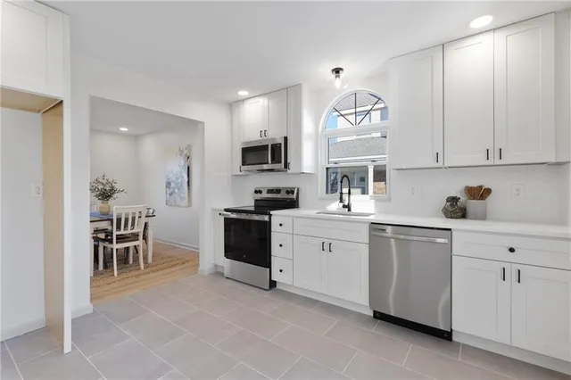 $370,000 | 719 London Way, Lee's Summit, MO 64081