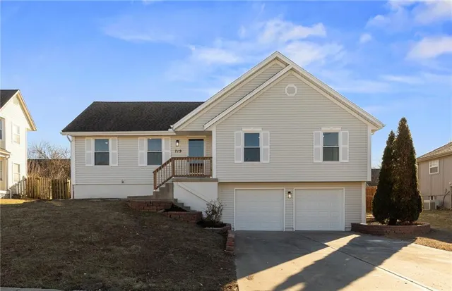 $370,000 | 719 London Way, Lee's Summit, MO 64081