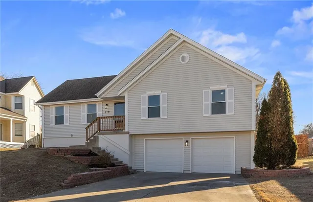 $370,000 | 719 London Way, Lee's Summit, MO 64081