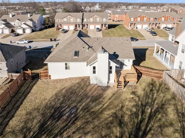 $370,000 | 719 London Way, Lee's Summit, MO 64081