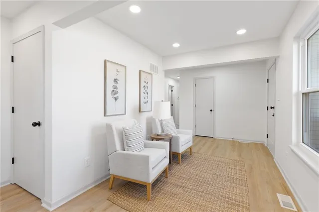 $370,000 | 719 London Way, Lee's Summit, MO 64081