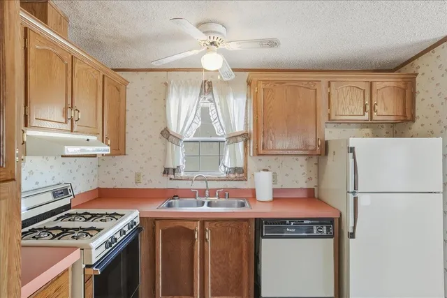 $400,000 | 955 West Lakeshore Drive, Colchester, VT 05446