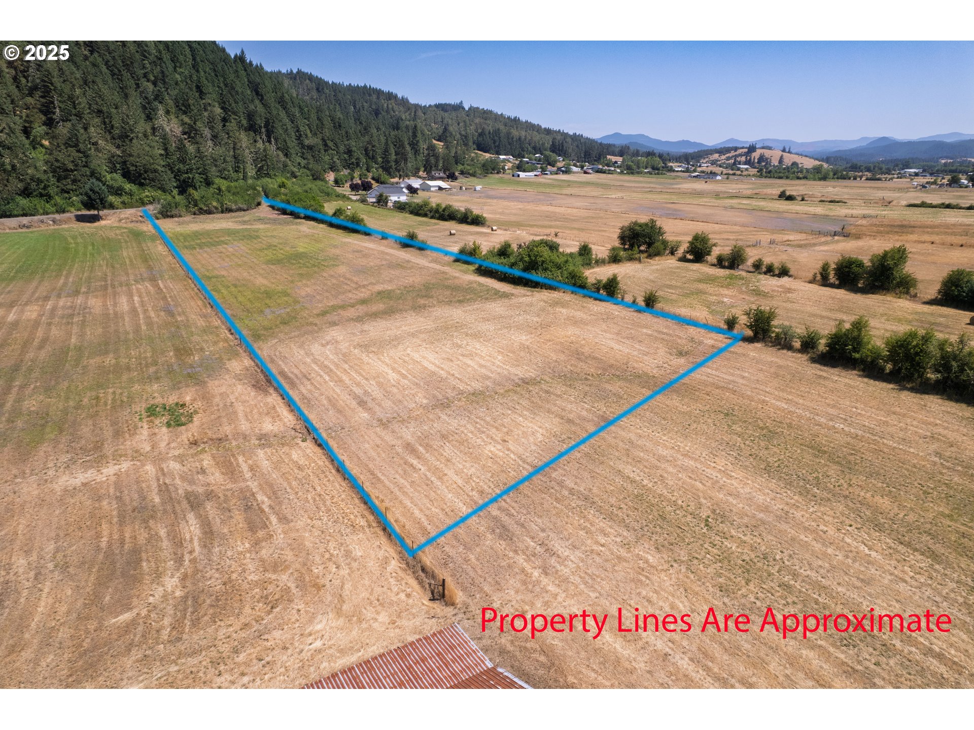 1555 Northside Road Sutherlin, OR 97479 - Photo 4 of 9 a view of a swimming pool and an outdoor space