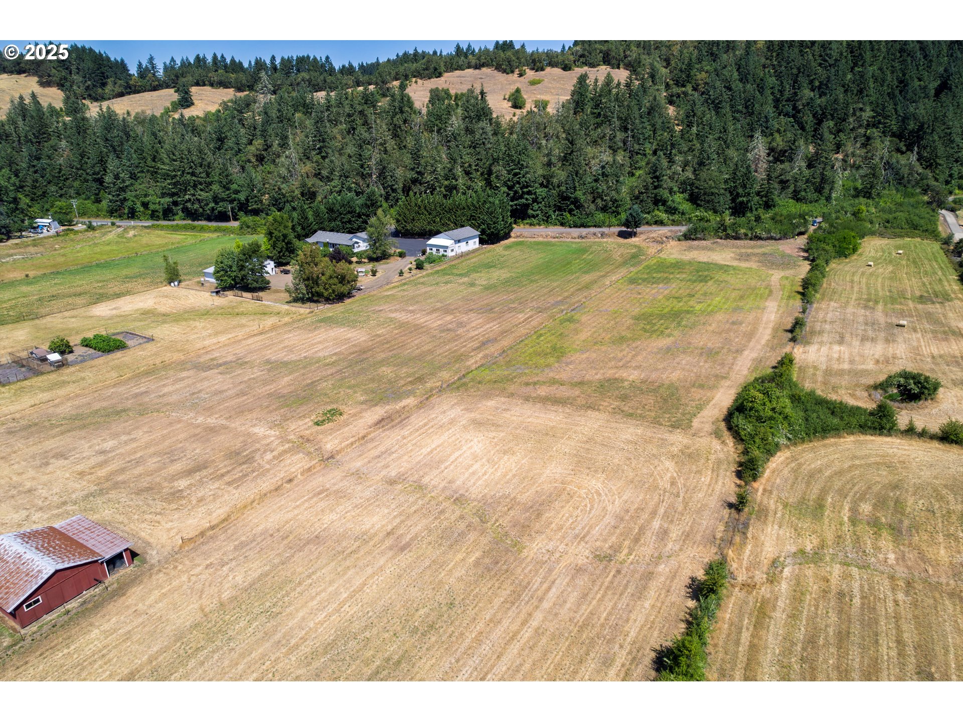 1555 Northside Road Sutherlin, OR 97479 - Photo 6 of 9 a view of a swimming pool with a yard