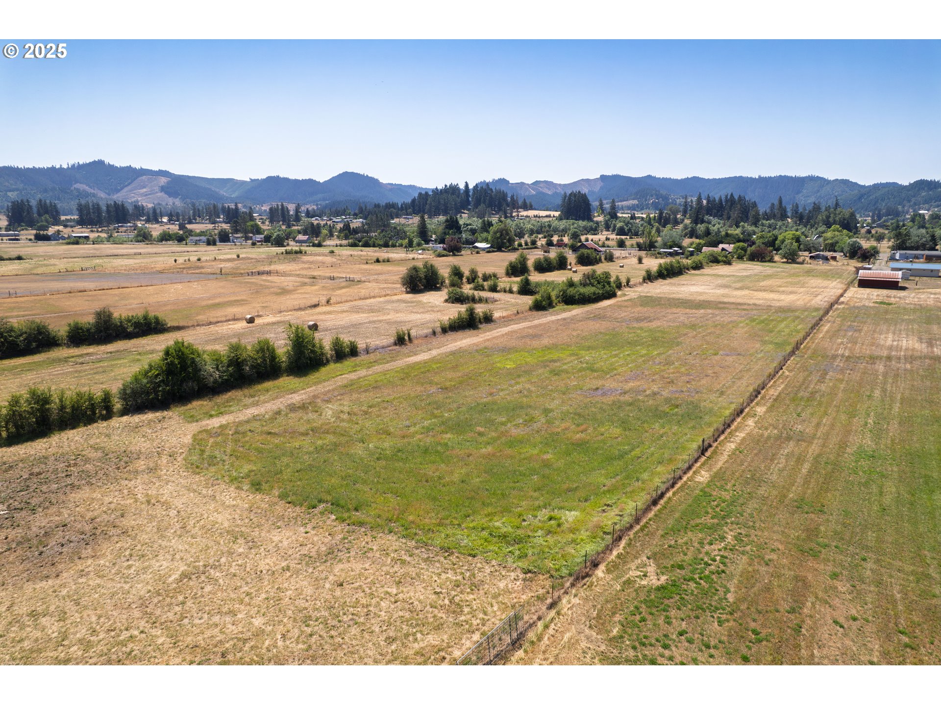 1555 Northside Road Sutherlin, OR 97479 - Photo 8 of 9 a view of lake with mountain