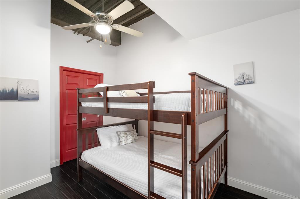 511 North Akard Street, Unit 1502 Dallas, TX 75201 - Photo 16 of 30 Secondary bedroom with walk in closet