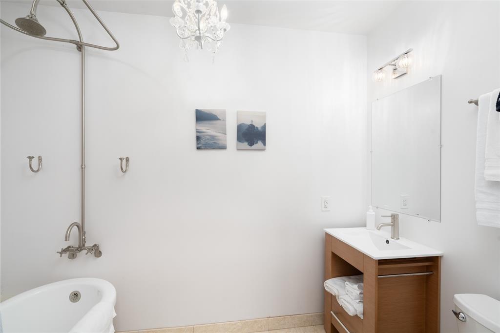 511 North Akard Street, Unit 1502 Dallas, TX 75201 - Photo 17 of 30 Claw footed tub in secondary bathroom