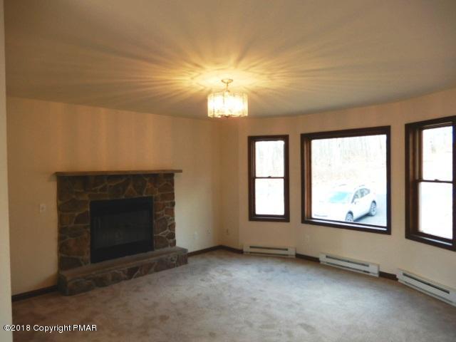 140 Doe Loop Bushkill, PA 18324 - Photo 12 of 17 living1