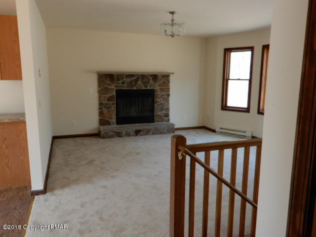 140 Doe Loop Bushkill, PA 18324 - Photo 14 of 17 living3