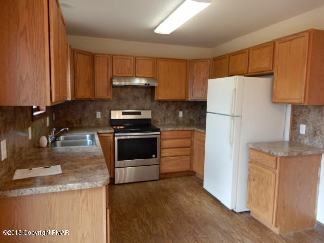 140 Doe Loop Bushkill, PA 18324 - Photo 9 of 17 kitchen1