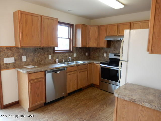 140 Doe Loop Bushkill, PA 18324 - Photo 10 of 17 kitchen2