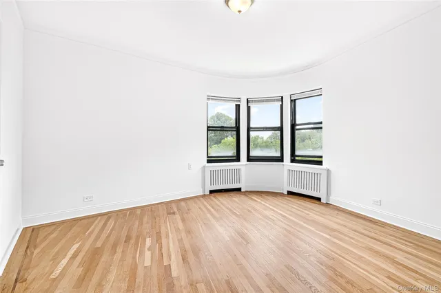 $359,000 | 190 East Mosholu Parkway South, Unit 4C | Bedford Park