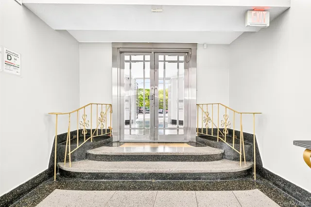 $359,000 | 190 East Mosholu Parkway South, Unit 4C | Bedford Park