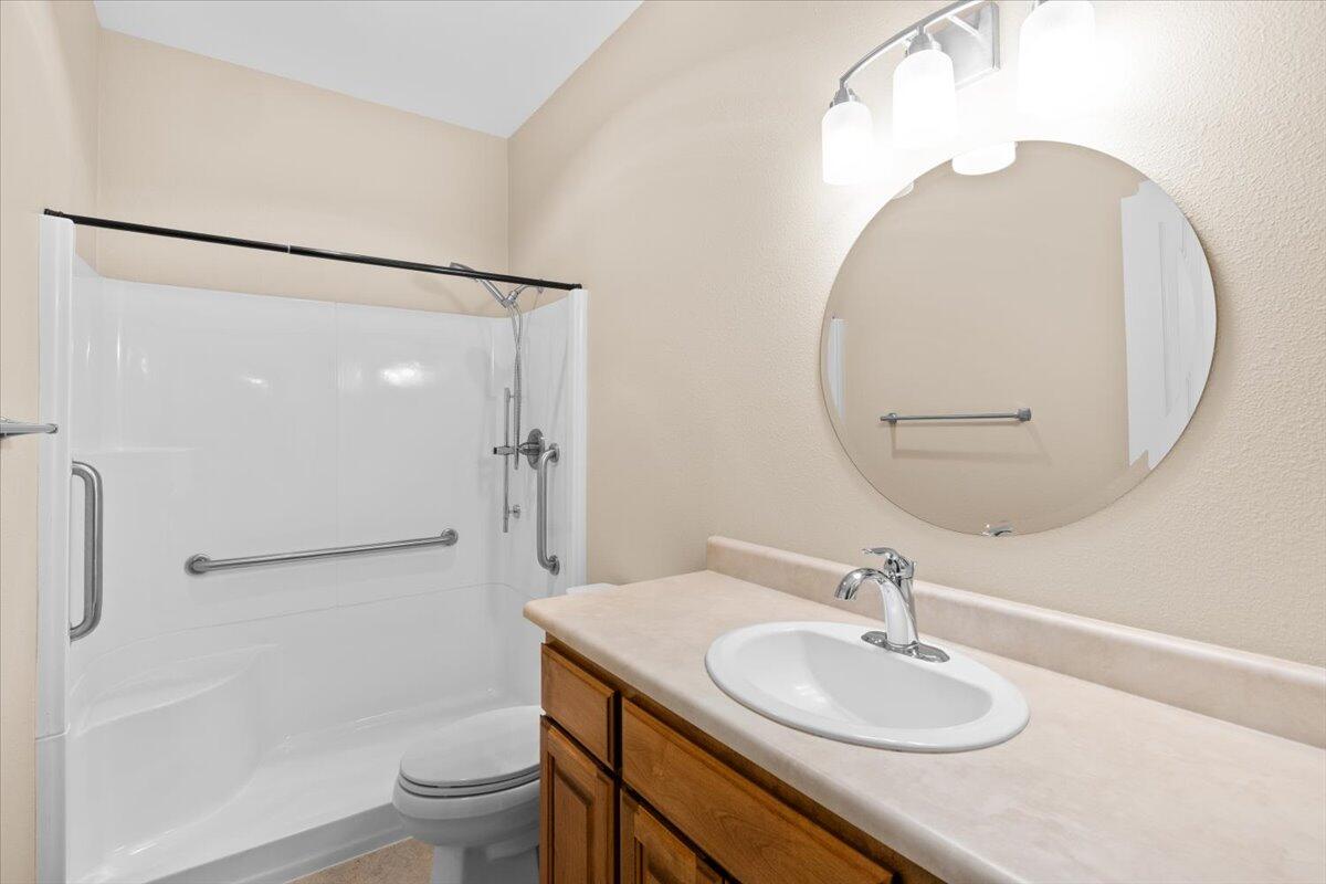802 Ridgeway Avenue Central Point, OR 97502 - Photo 20 of 33 a bathroom with a sink a toilet and a mirror
