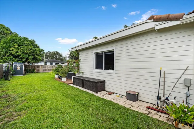 a view of backyard with a garden
