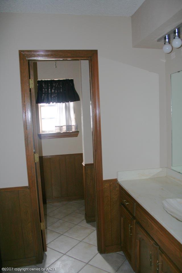 6512 Falcon Road Amarillo, TX 79109 - Photo 9 of 10 Bathroom 2
