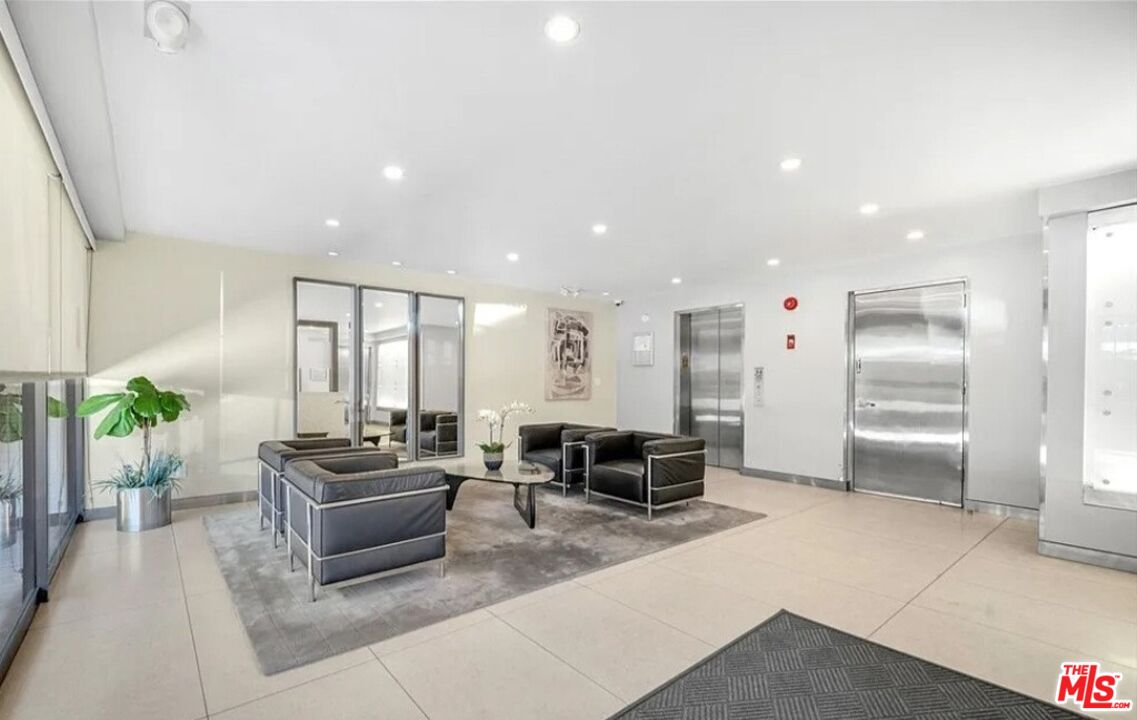 1880 Veteran Avenue, Unit 107 Los Angeles, CA 90025 - Photo 21 of 26 a living room with furniture