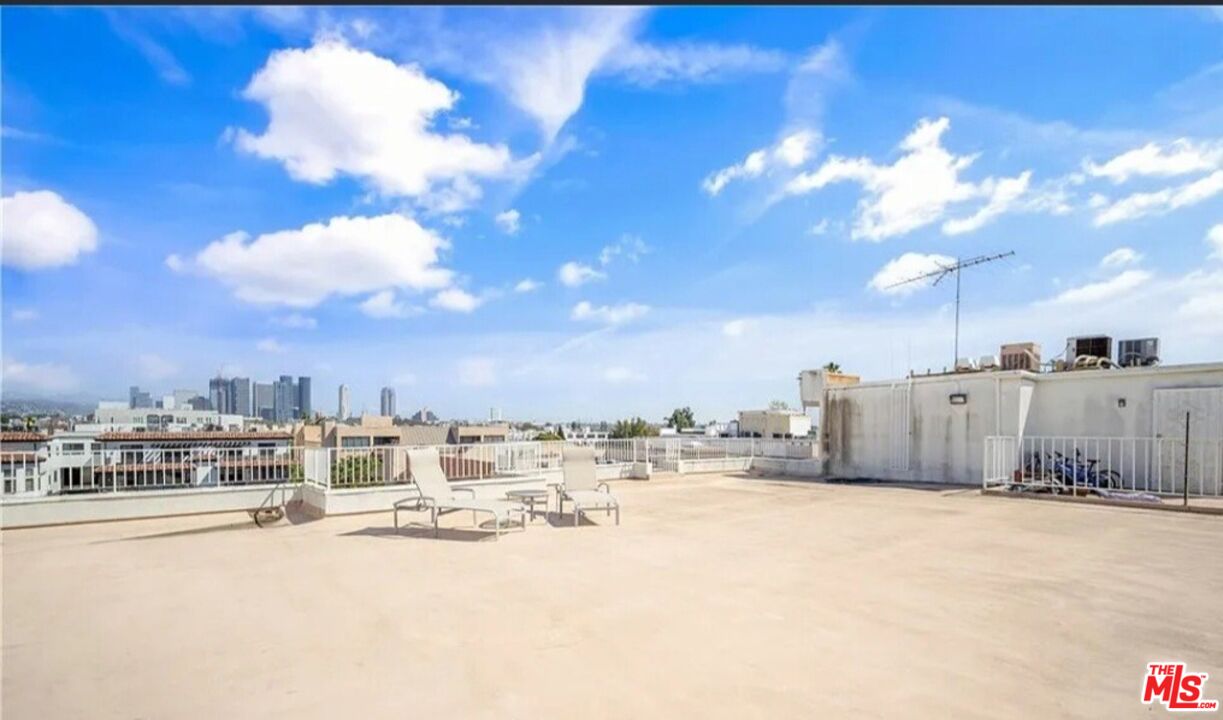 1880 Veteran Avenue, Unit 107 Los Angeles, CA 90025 - Photo 22 of 26 a view of a terrace