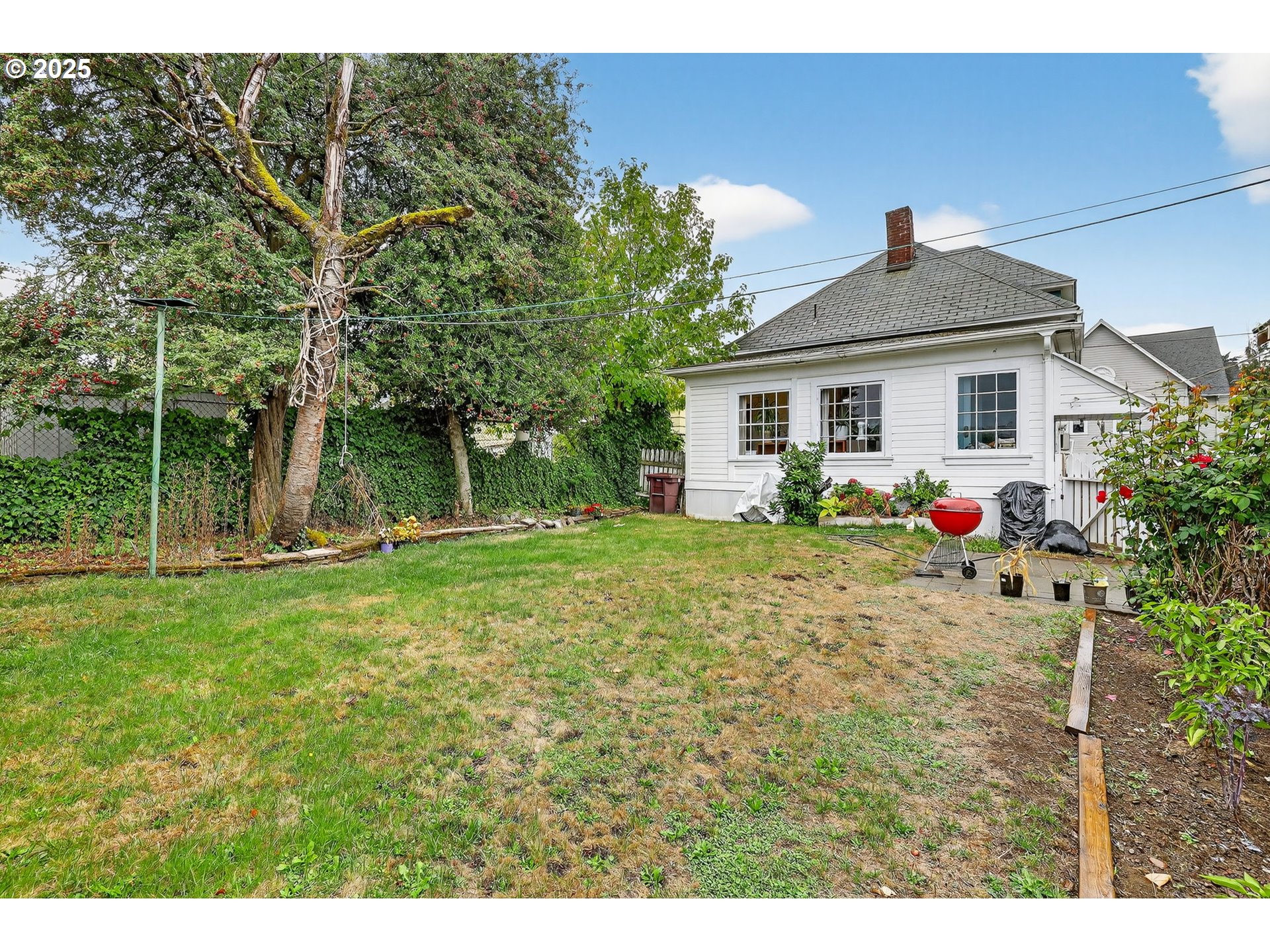 6404 Northeast 10th Avenue Portland, OR 97211 - Photo 25 of 31 a front view of house with yard and green space