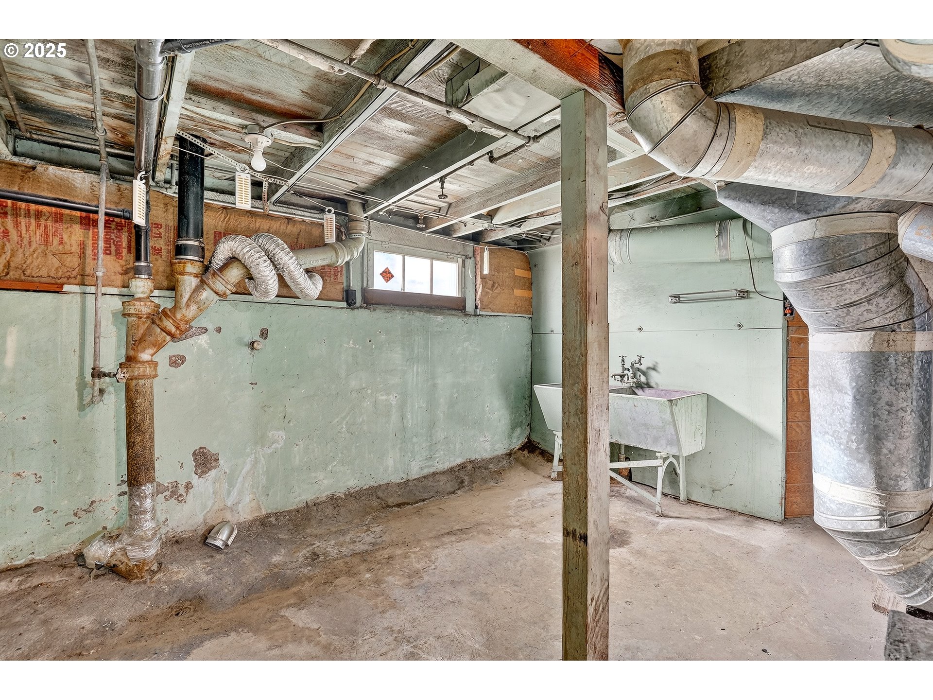 6404 Northeast 10th Avenue Portland, OR 97211 - Photo 31 of 31 a view of a room with racks
