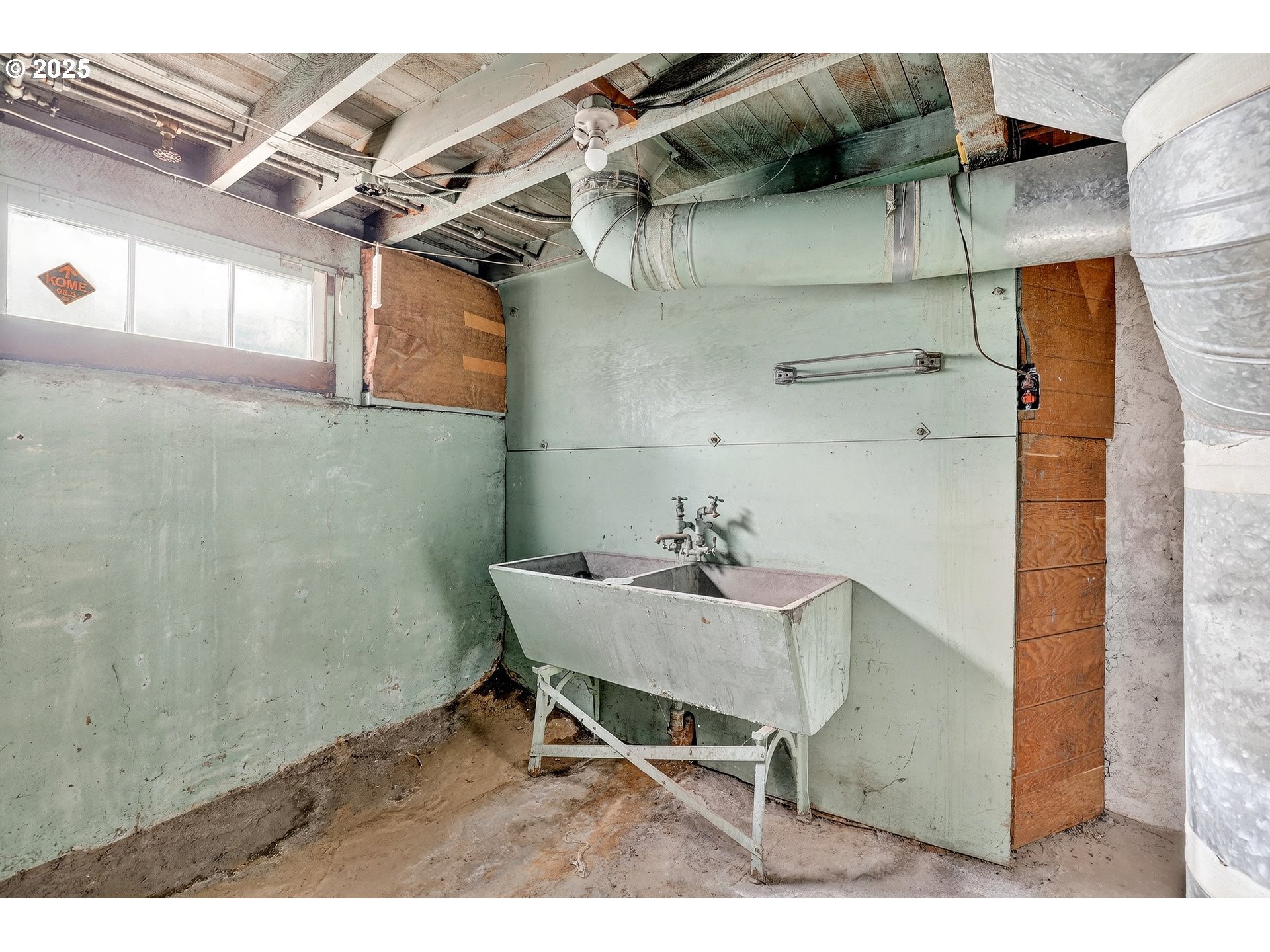 6404 Northeast 10th Avenue Portland, OR 97211 - Photo 32 of 45 a patio with table and chairs