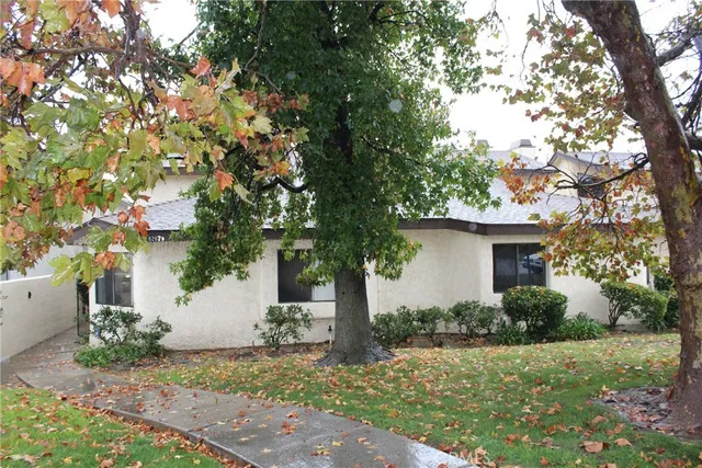 a view of a house with yard and tree s