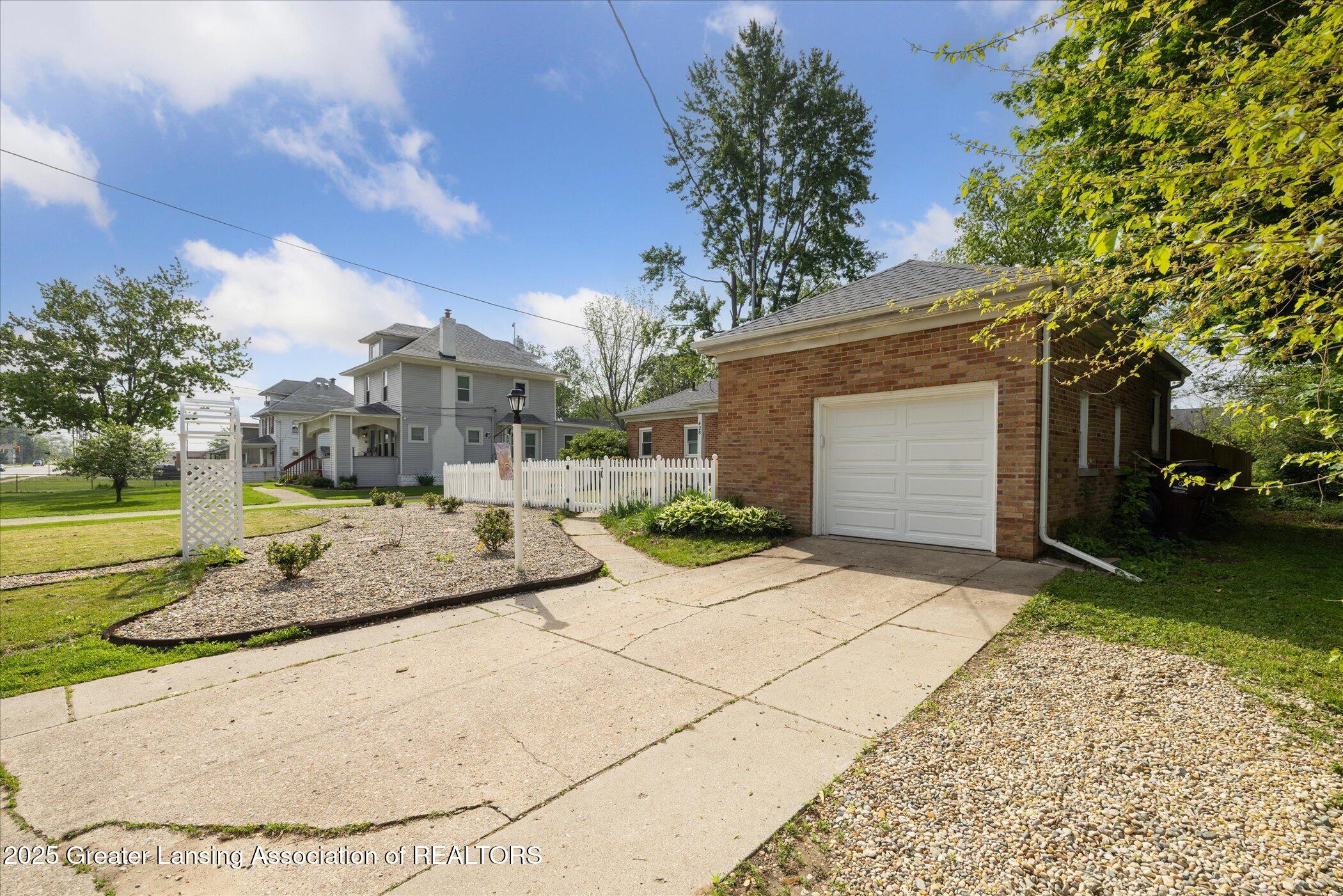428 East Miller Road Lansing, MI 48911 - Photo 4 of 41 04-428-E-Miller-Rd-Lansing-MI-48911-Wind