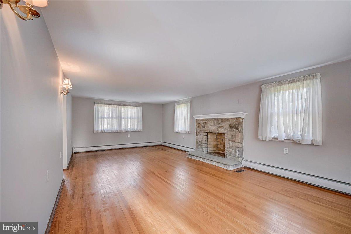 316 Evergreen Road Horsham, PA 19044 - Photo 8 of 68 Living Room.