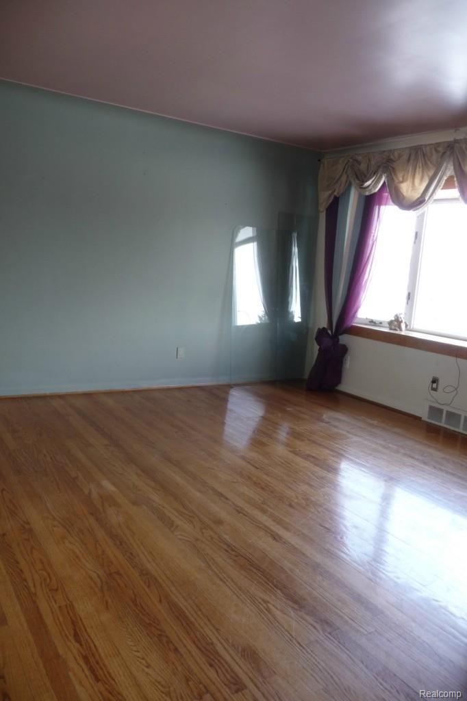 26751 Ford Road Dearborn Heights, MI 48127 - Photo 16 of 45 Living room 3.jpg