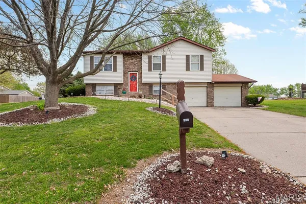 $210,000 | 400 St Rose Drive, Godfrey, IL 62035