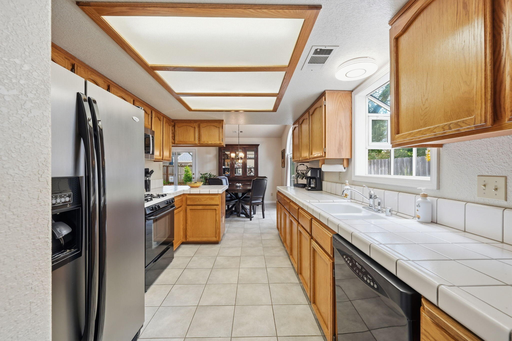 6834 Irving Road Redding, CA 96001 - Photo 5 of 26 Kitchen
