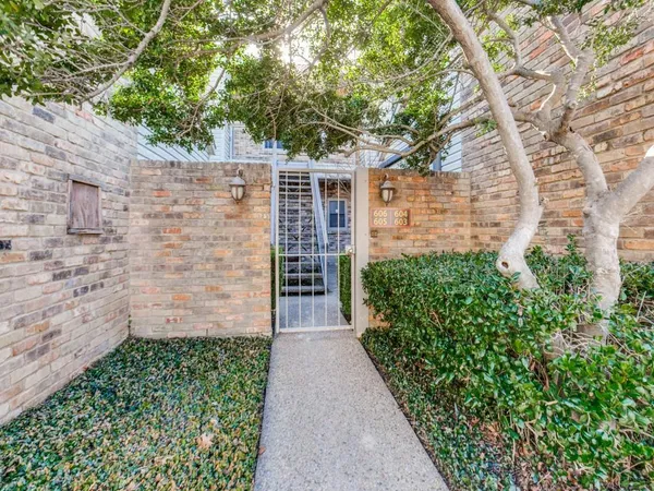 a view of a pathway both side of house