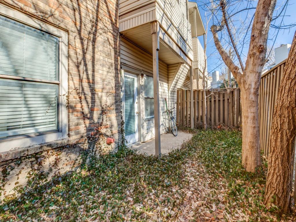7340 Skillman Street, Unit 605 Dallas, TX 75231 - Photo 23 of 25 a backyard of a house with lots of green space