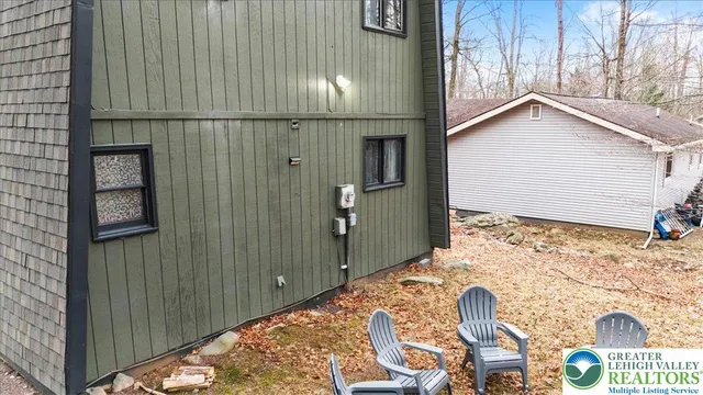 a view of backyard of the house