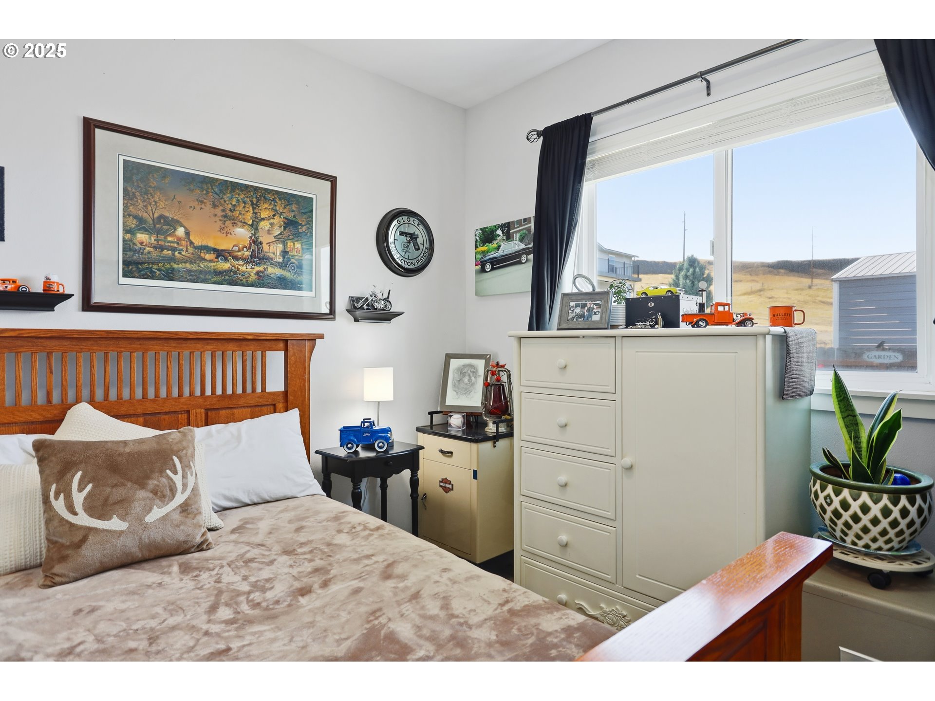 1275 Wright Road Arlington, OR 97812 - Photo 13 of 34 a bedroom with a bed and a large window